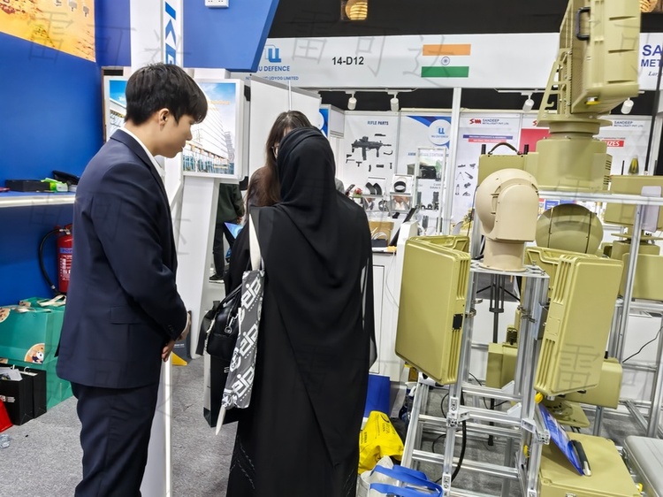 雷可达团队与国际客户在IDEX展会交流洽谈