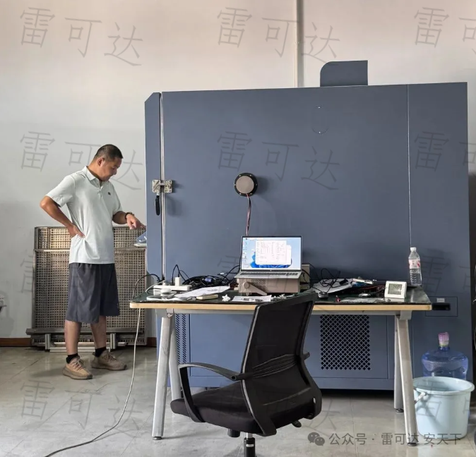 雷可达工作人员对高低温测试数据进行调试